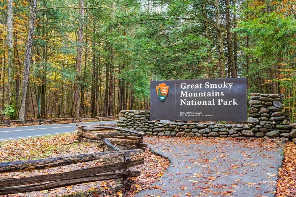 Mountain Villa Magnificent Views - 2 Pools, Fireplace & Hot Tub Gatlinburg Bagian luar foto