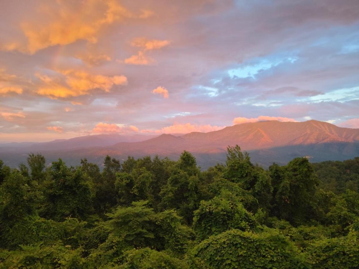 Mountain Villa Magnificent Views - 2 Pools, Fireplace & Hot Tub Gatlinburg Bagian luar foto